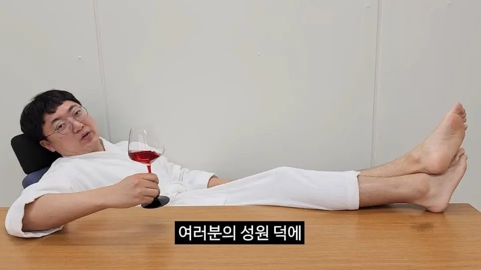 90만 구독자 기념 겸손인터뷰 진행한 충주맨