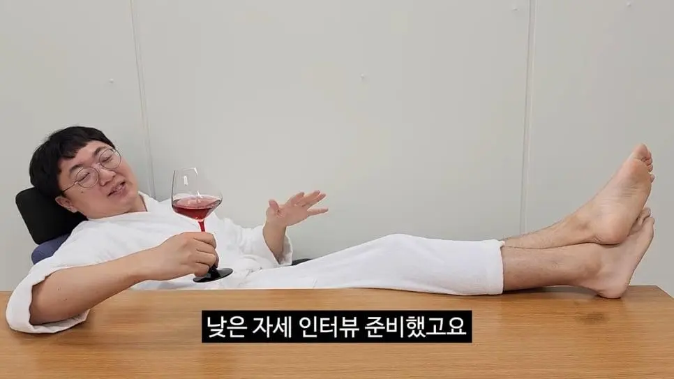 90만 구독자 기념 겸손인터뷰 진행한 충주맨_008