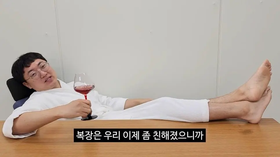 90만 구독자 기념 겸손인터뷰 진행한 충주맨_009