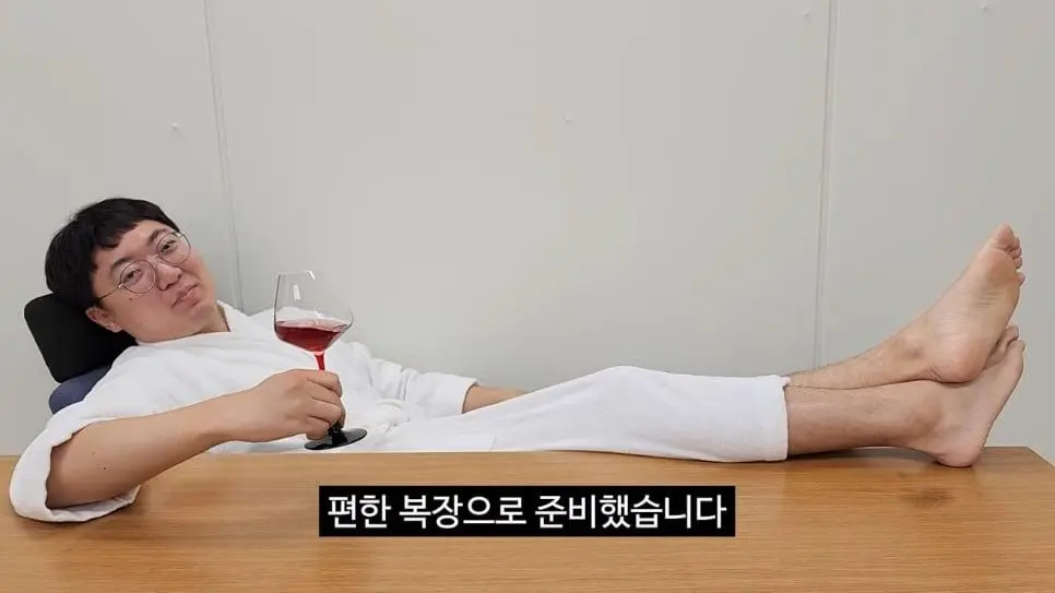 90만 구독자 기념 겸손인터뷰 진행한 충주맨_010