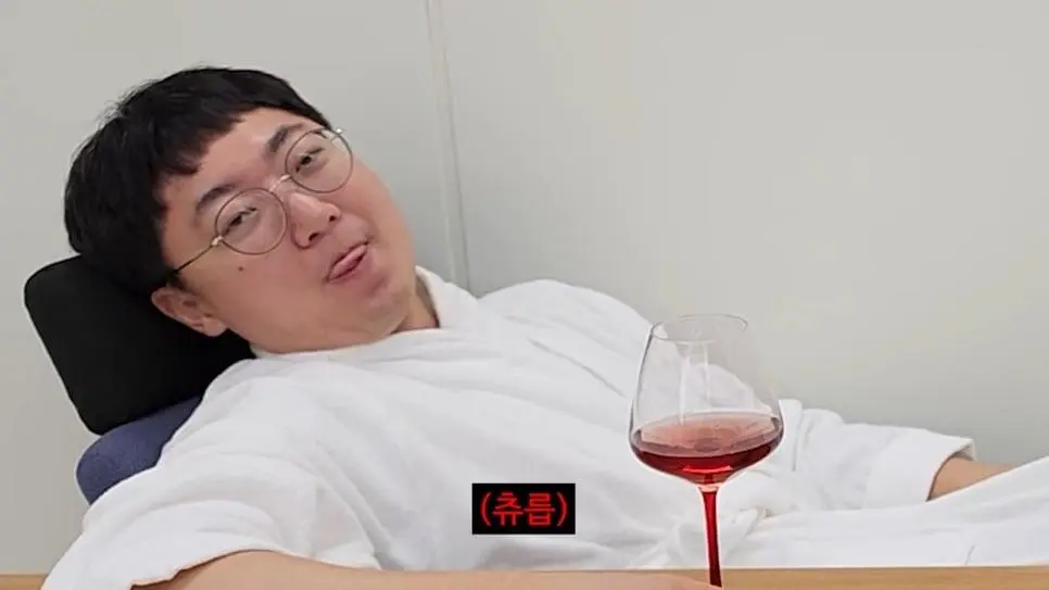 90만 구독자 기념 겸손인터뷰 진행한 충주맨_020