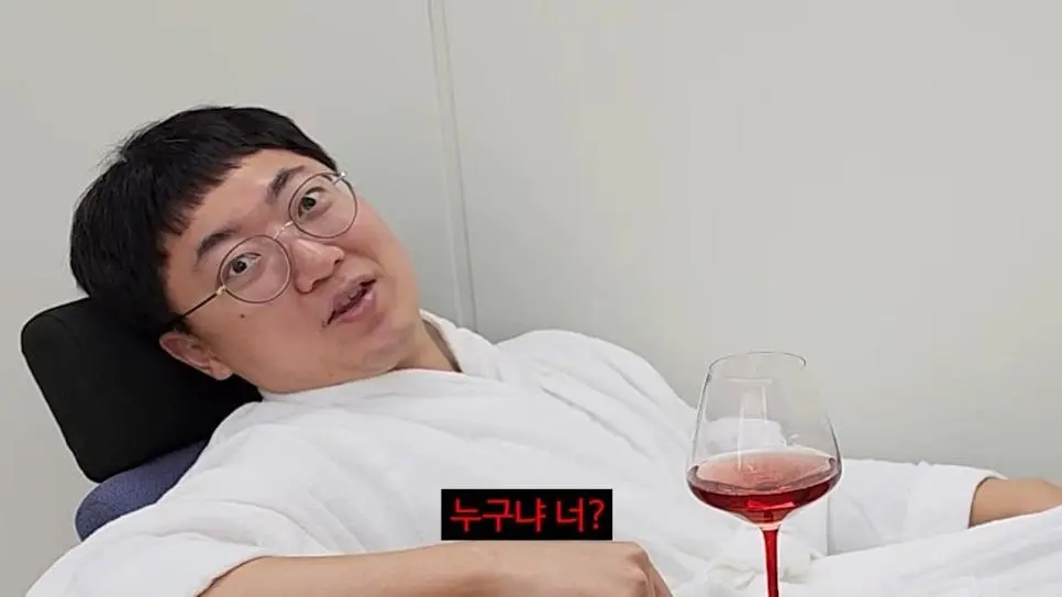 90만 구독자 기념 겸손인터뷰 진행한 충주맨_023