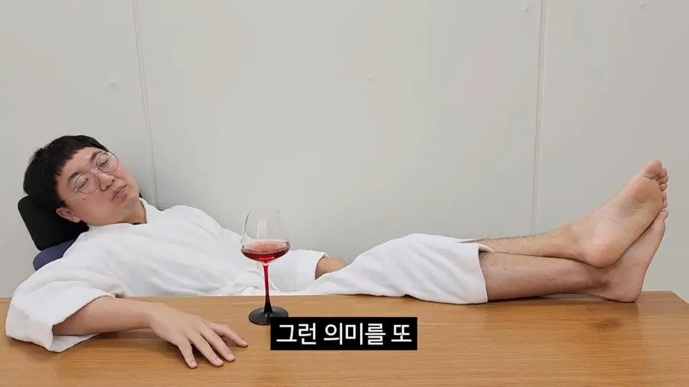 90만 구독자 기념 겸손인터뷰 진행한 충주맨_028