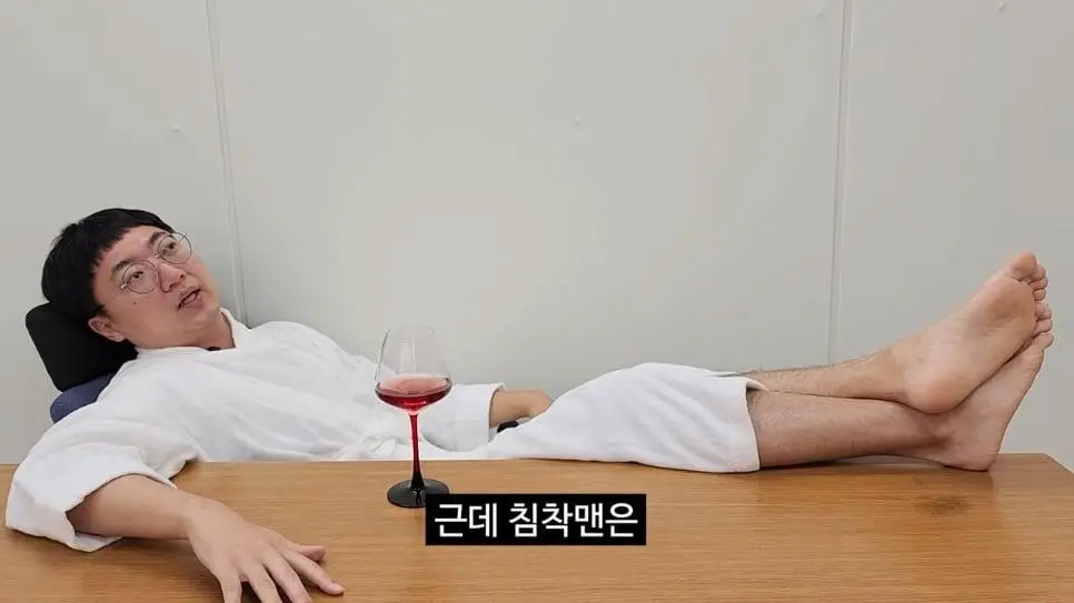 90만 구독자 기념 겸손인터뷰 진행한 충주맨_032