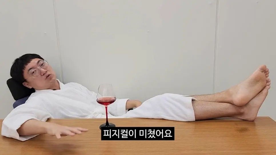 90만 구독자 기념 겸손인터뷰 진행한 충주맨_033