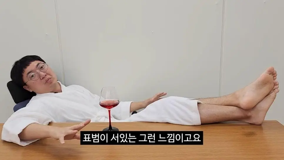 90만 구독자 기념 겸손인터뷰 진행한 충주맨_035