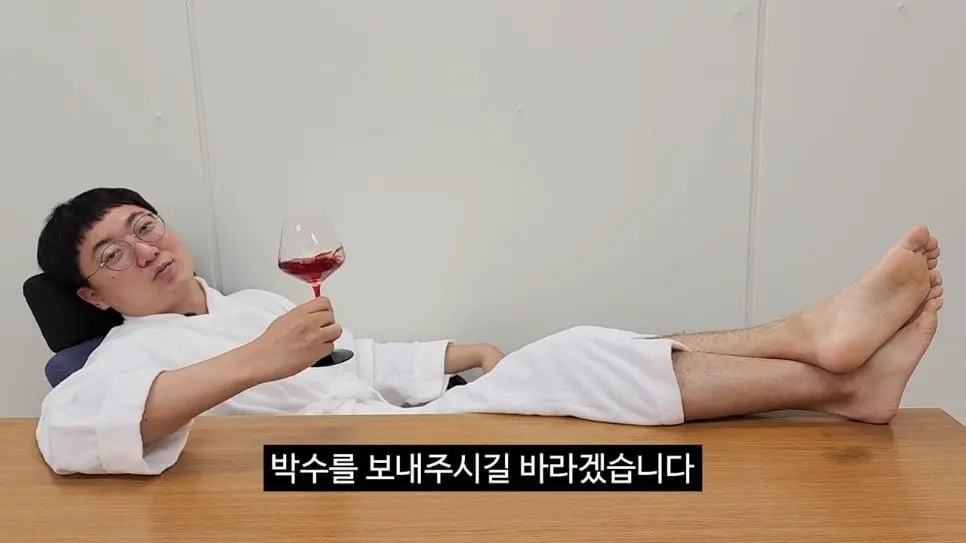 90만 구독자 기념 겸손인터뷰 진행한 충주맨_041