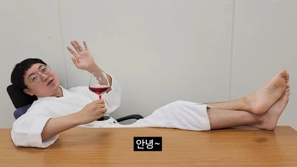 90만 구독자 기념 겸손인터뷰 진행한 충주맨_045