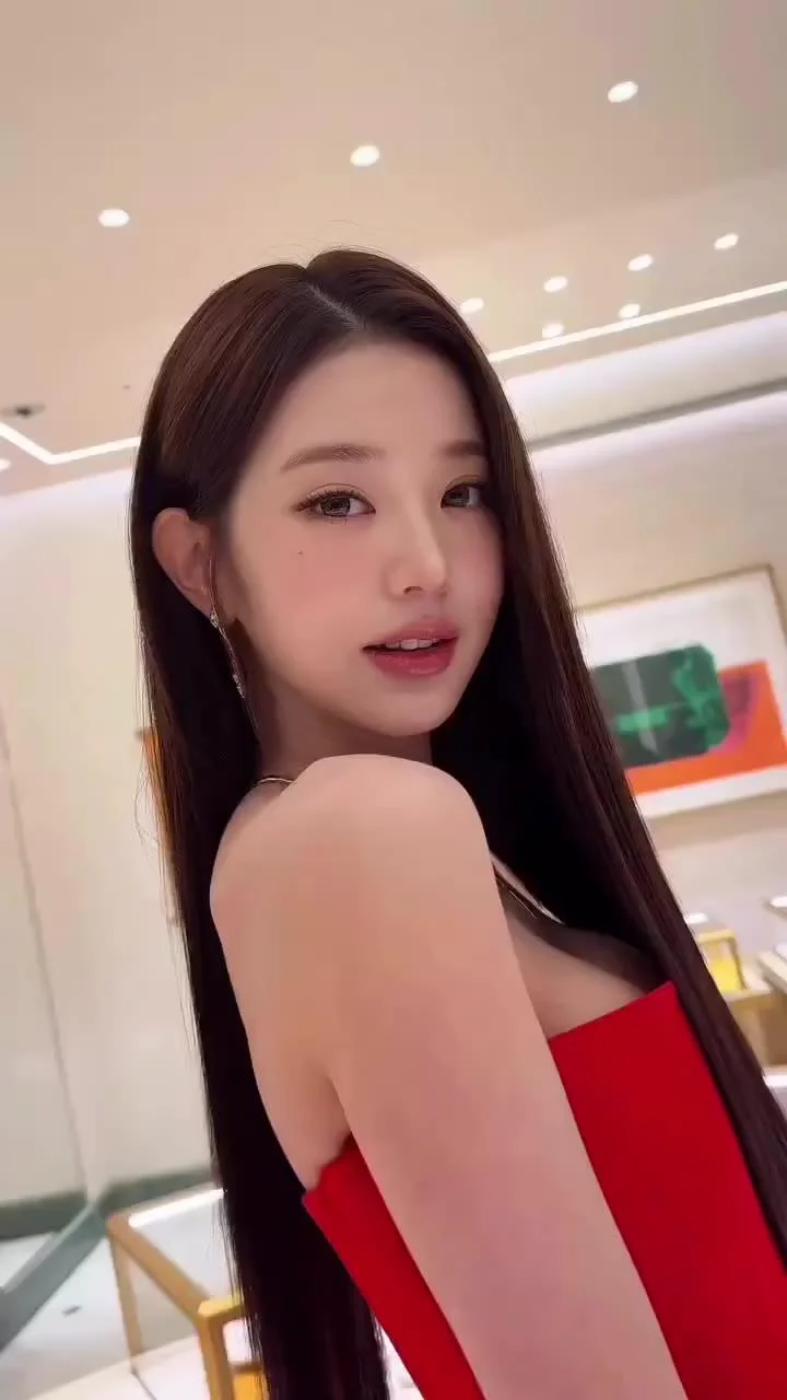 불가리 행사 참여한 장원영