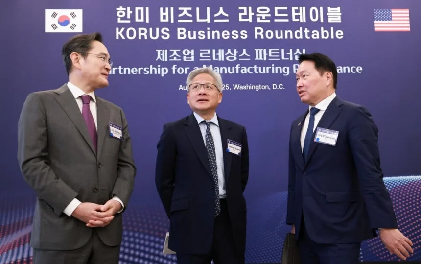 이재용 삼성전자 회장과 최태원 대한상공회의소 회장 겸 SK그룹 회장이 25일현지시간 미국 워싱턴DC 윌라드 호텔에서 열린 한미 비즈니스 라운드 테이블 리셉션에서 젠슨 황 엔비디아 최고경영자CEO와 대화하고 있