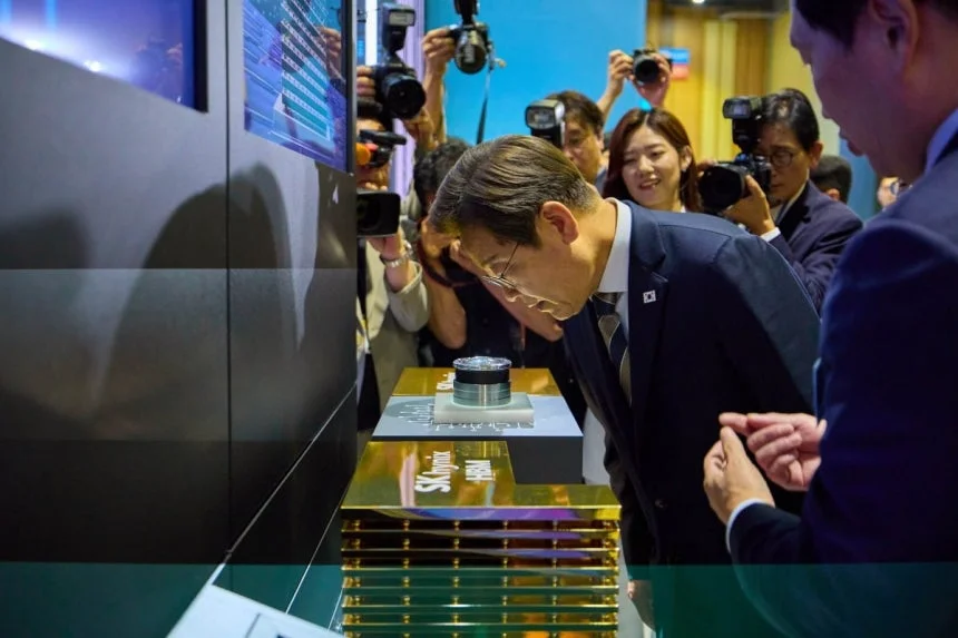 이재명 대통령이 20일 울산 울산전시컨벤션센터에서 열린 인공지능AI 글로벌 협력 기업 간담회를 마친 뒤 SK하이닉스의 HBM4를 살펴보고 있다. 2025.6.20. 대통령실 제공