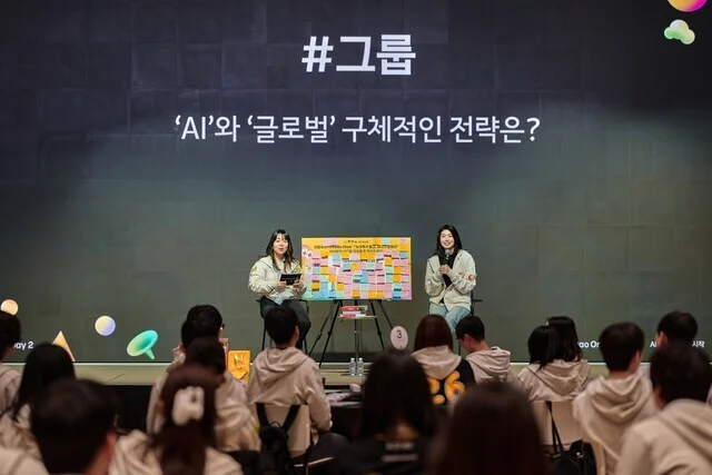 지난달 7일 경기도 용인시 카카오 AI캠퍼스에서 열린 간담회에서 정신아 대표가 신입사원들과 AI, 글로벌 등 올해 사업 전략을 주제로 대화하고 있다. /카카오