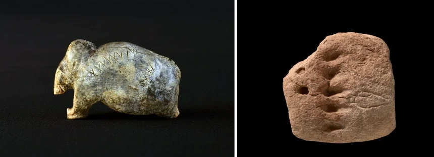 독일 보겔헤르트 동굴에서 발견된 약 4만 년 전의 매머드 조각상왼쪽과  기원전 3500년 수메르인의 점토판오른쪽. 매머드 조각상에 새겨진 기호들의 체계는 복잡성과 정보 밀도에서 수메르인의 설형문자와 비슷한 패