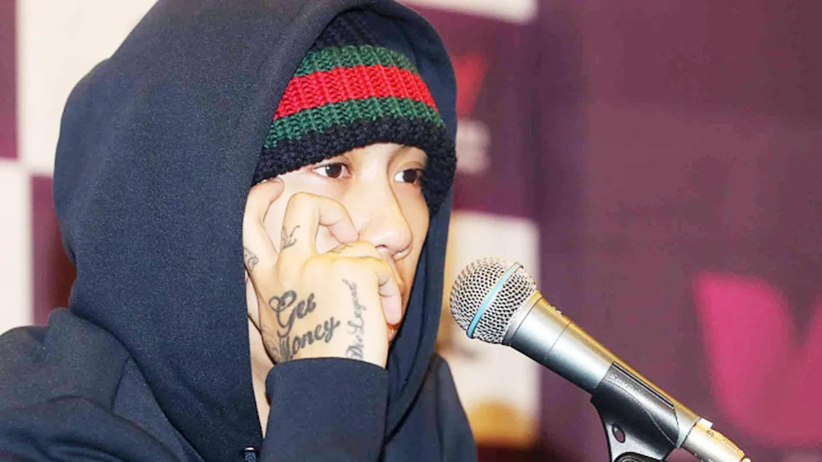 Dok2 마이크 앞에서