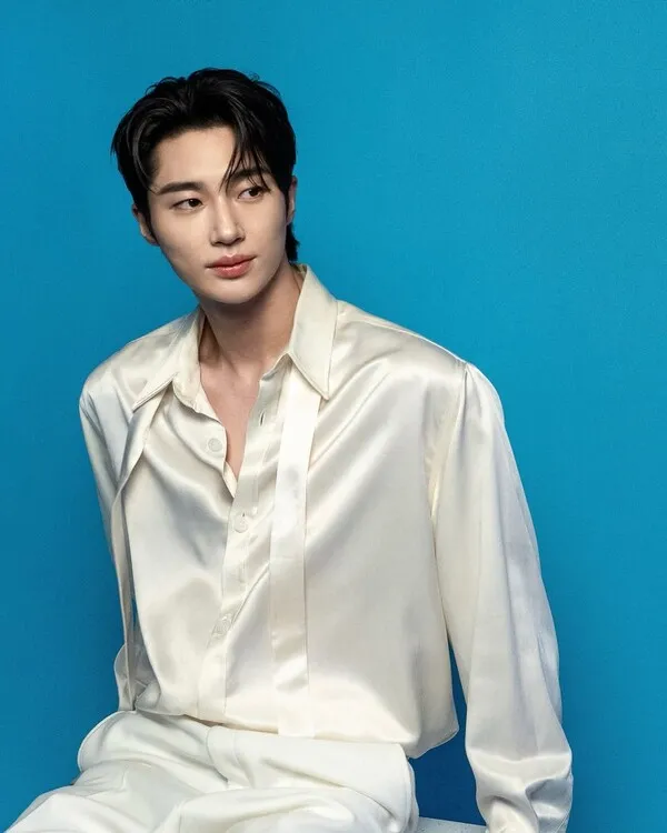 배우 변우석 사주풀이 — 갑술일주 편재격, 메마른 땅에 뿌리내린 거목 대표 이미지