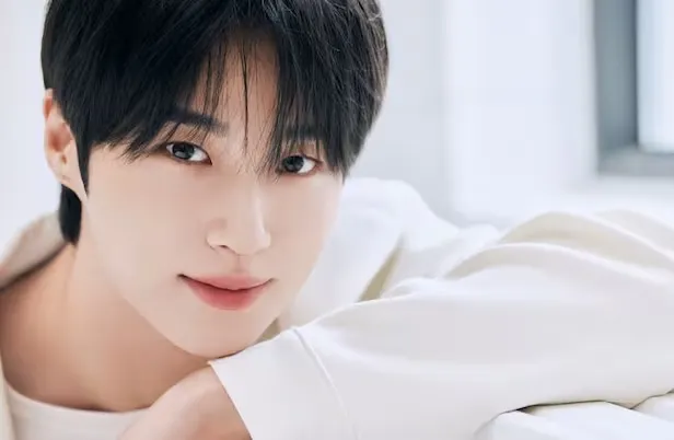 배우 변우석 사주풀이 — 갑술일주 편재격, 메마른 땅에 뿌리내린 거목