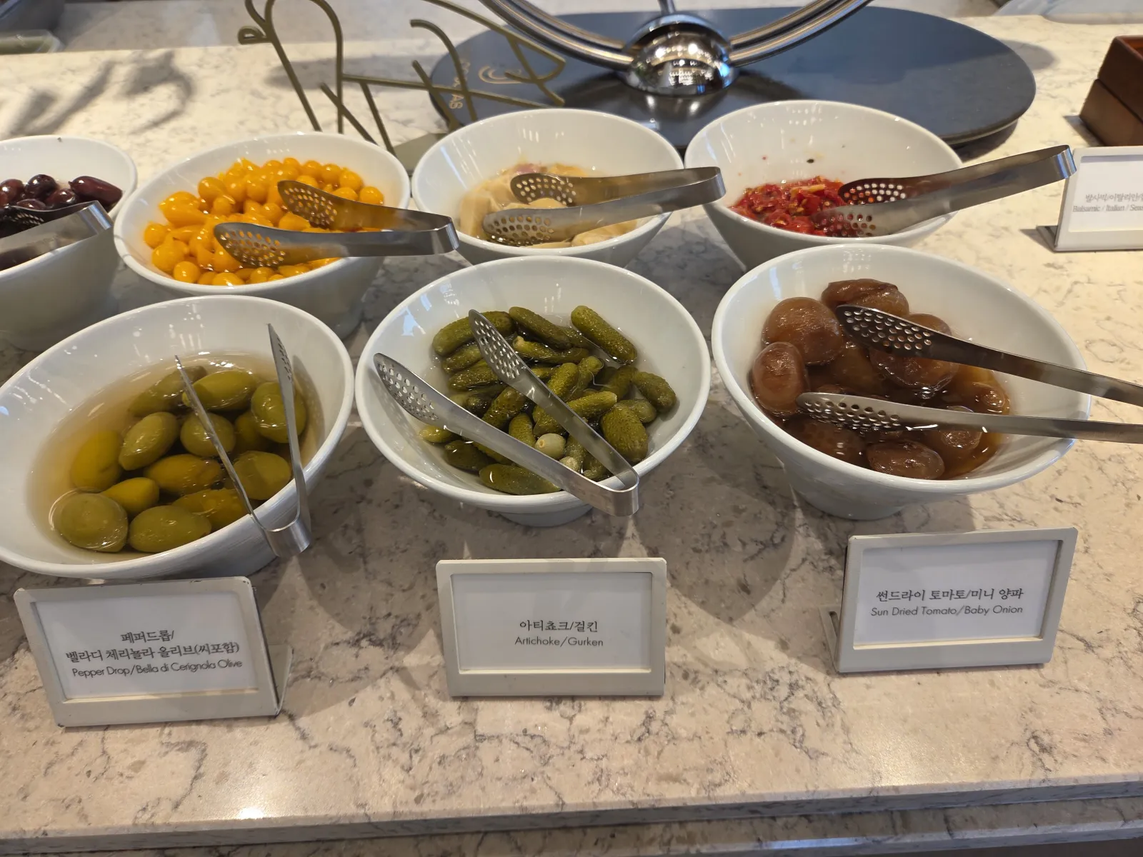 샐러드 바 피클류 페퍼 올리브 아티초크 선드라이드 토마토