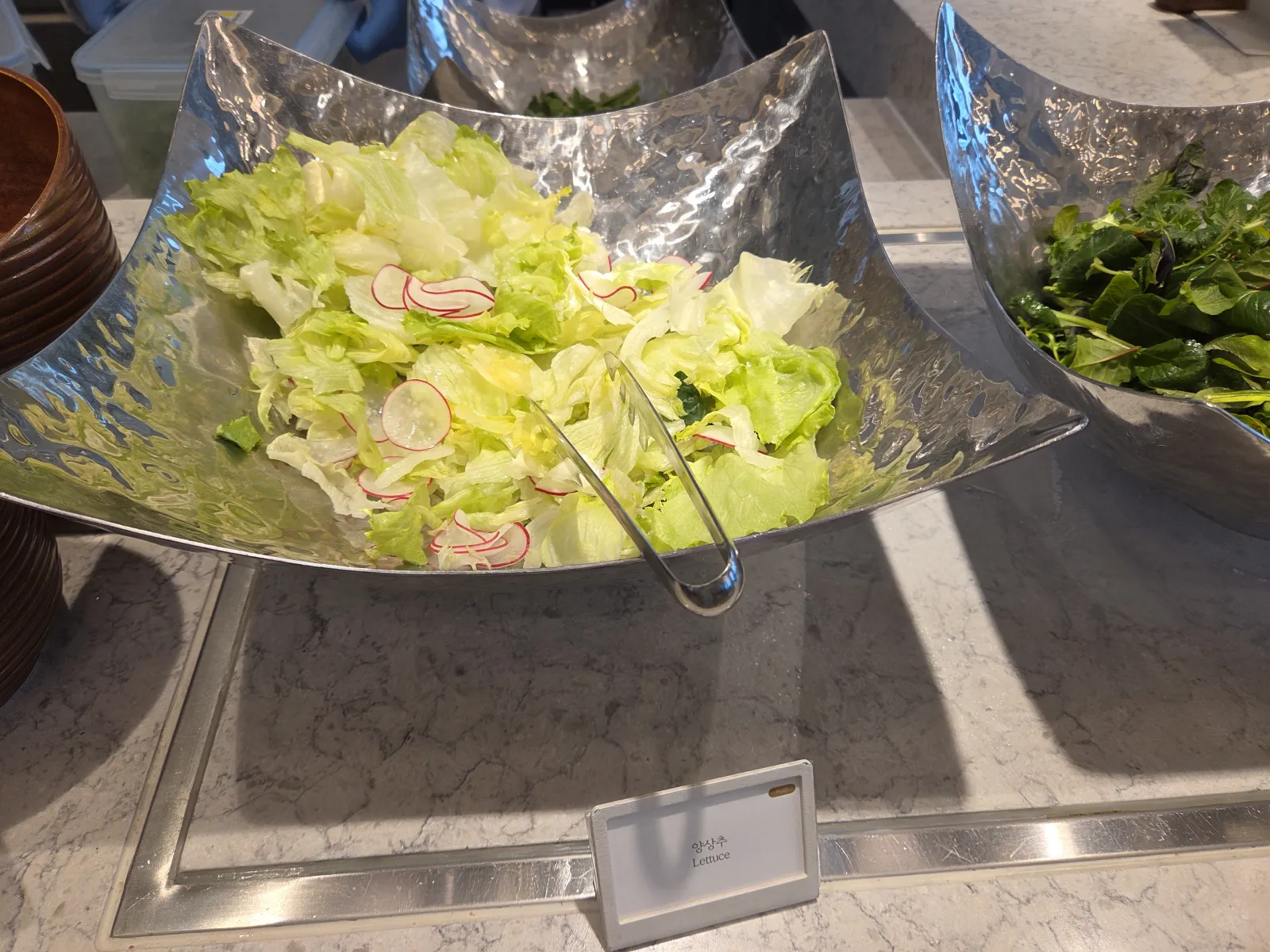 아이스버그 상추와 래디시 슬라이스