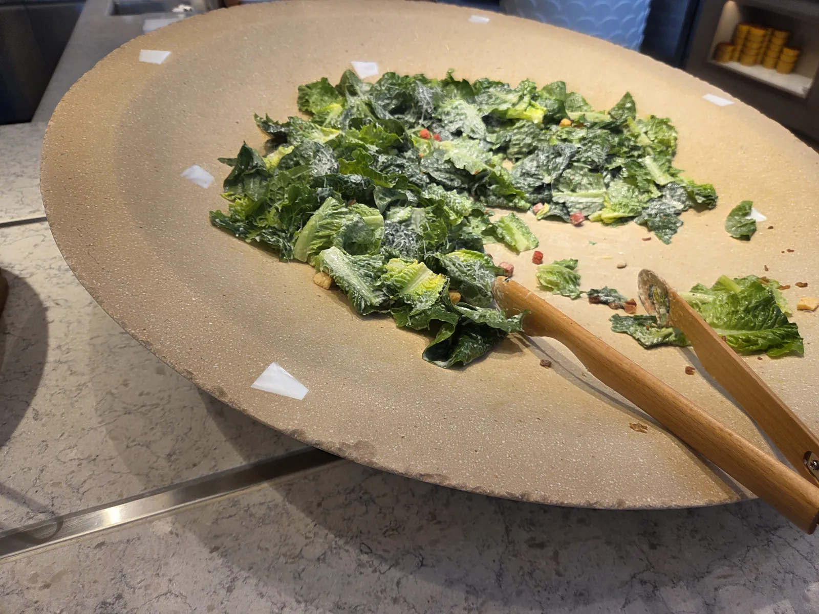 시저 샐러드 대형 플래터 파마산 치즈