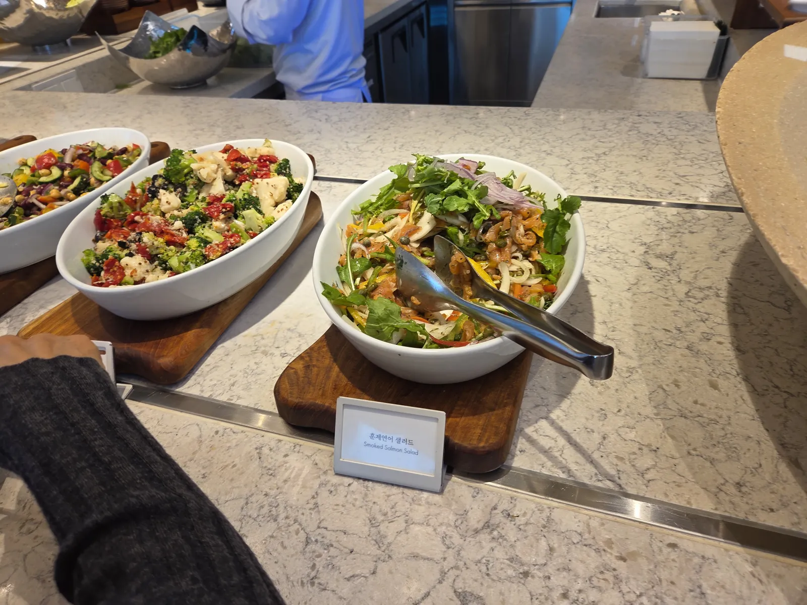 해산물 상추 샐러드와 동남아식 샐러드