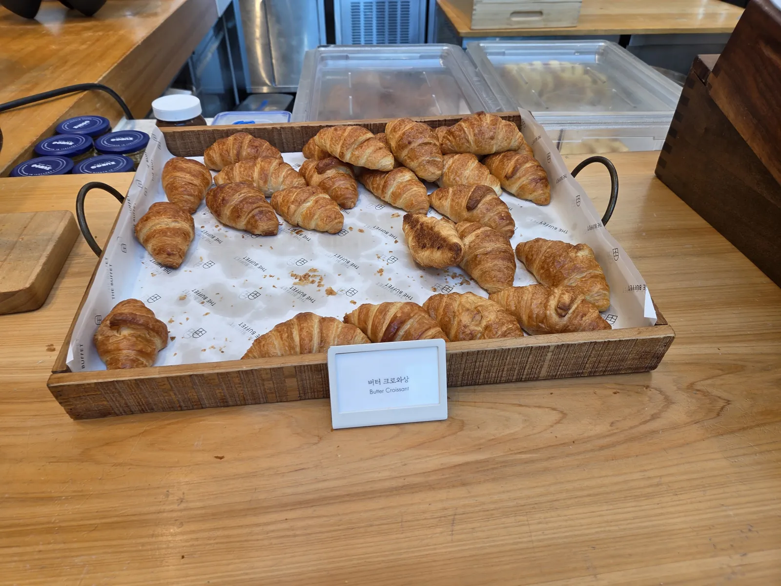 갓 구운 버터 크루아상 트레이