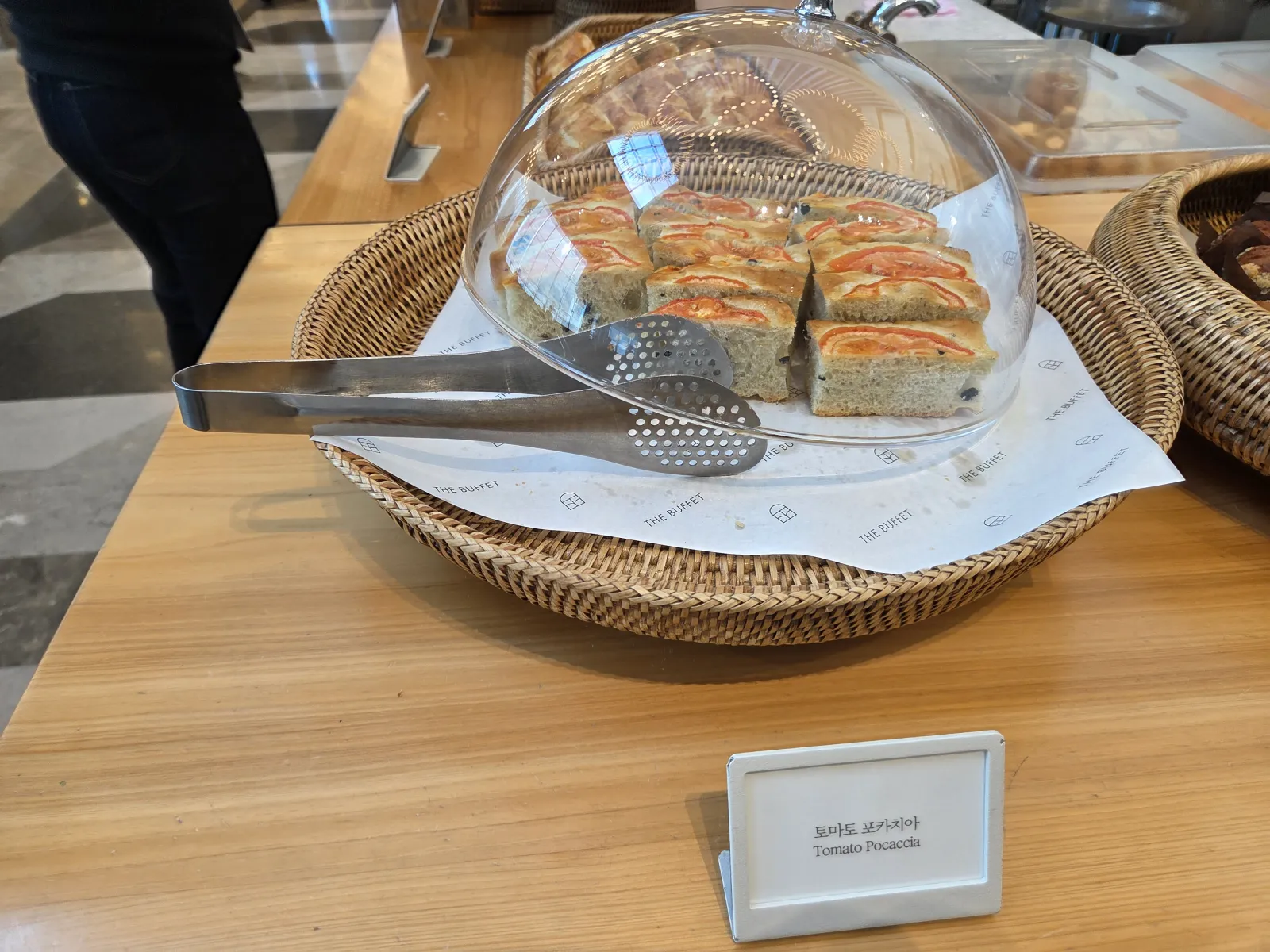 라탄 바구니에 담긴 토마토 포카치아