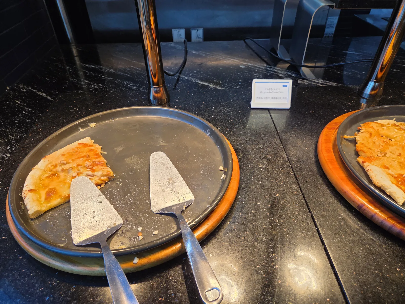 뷔페 피자 스테이션 치즈 피자