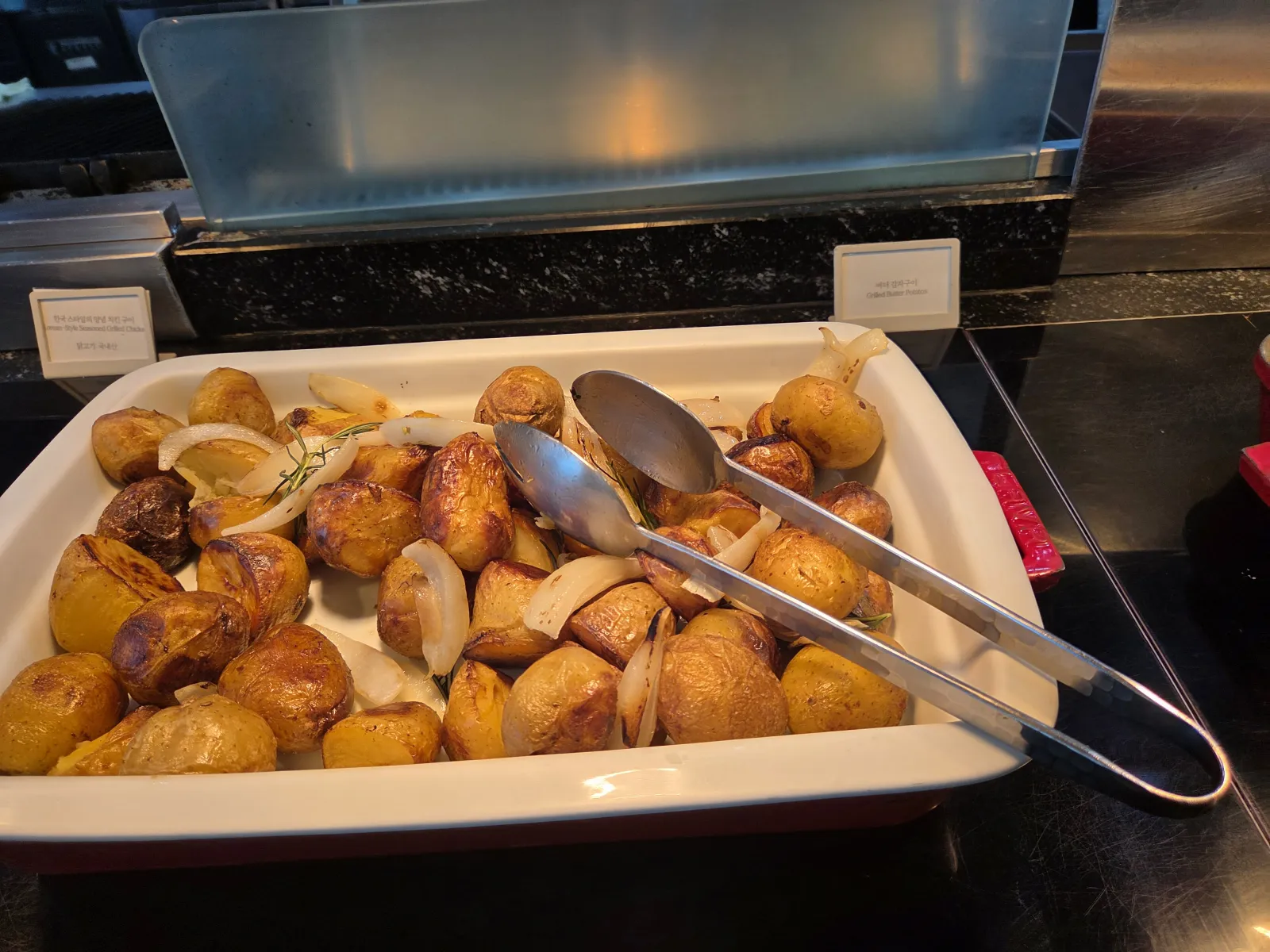 구운 미니 감자와 양파