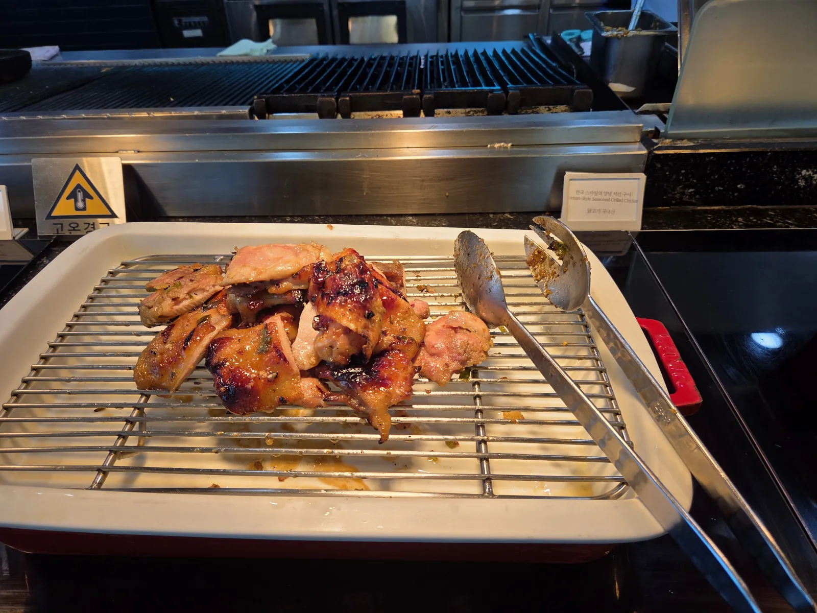 그릴에 구운 닭고기 조각