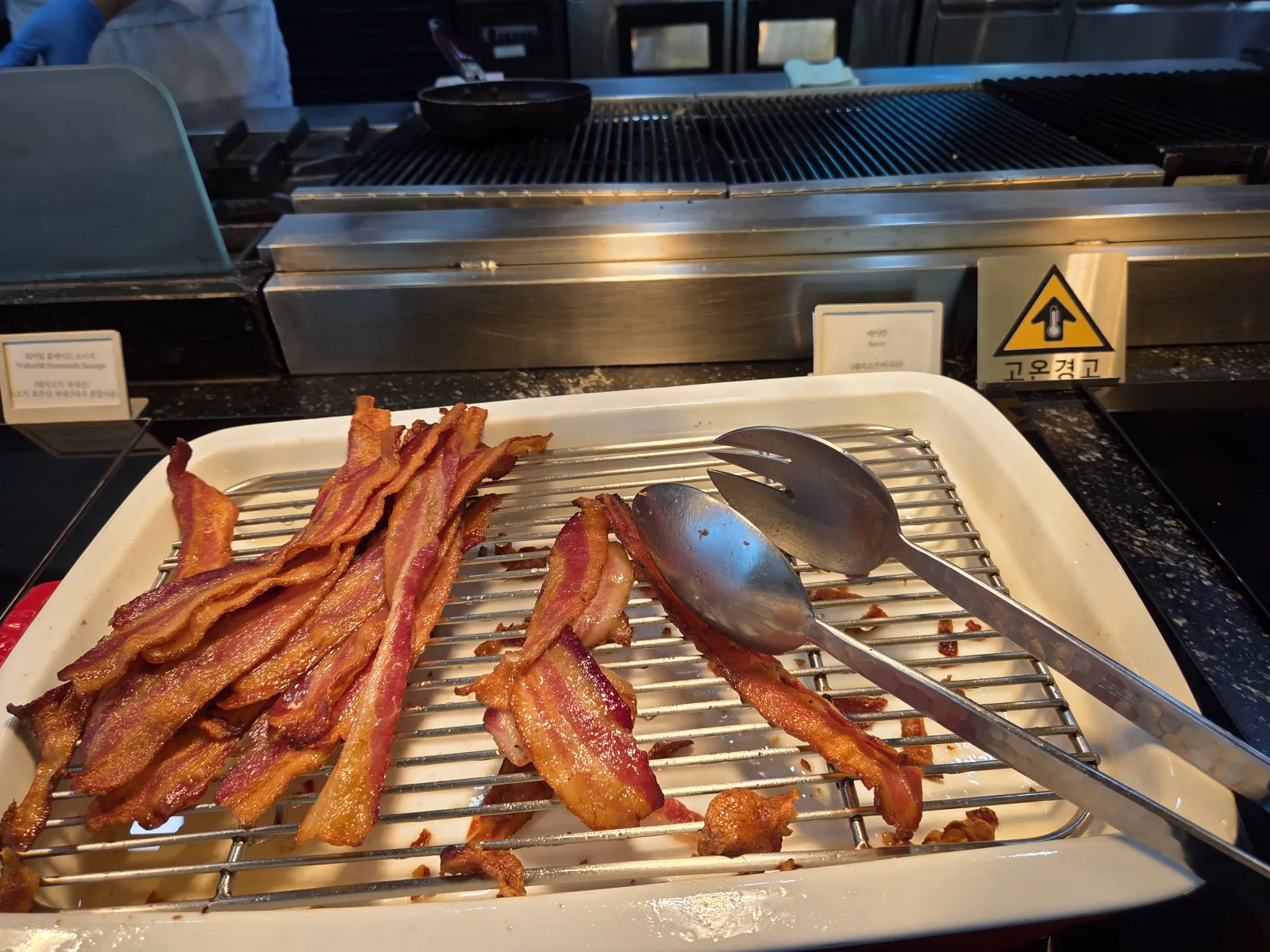 바삭하게 구운 베이컨 스트립