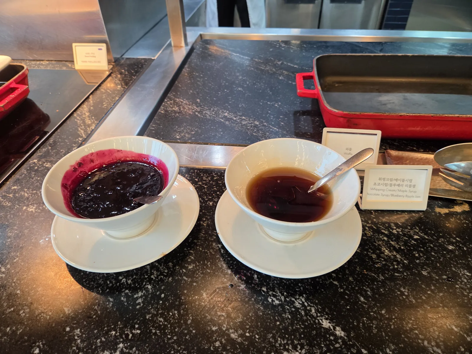 블루베리 컴포트와 체리 메이플 시럽