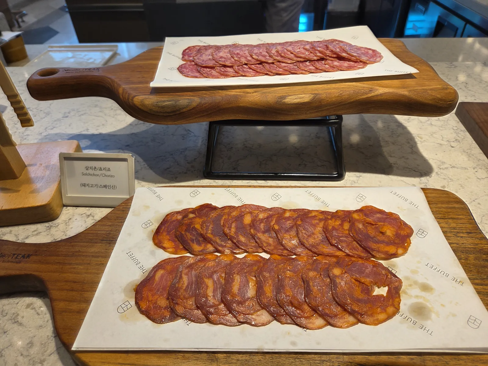 살라미 초리조 샤퀴테리 우드 보드