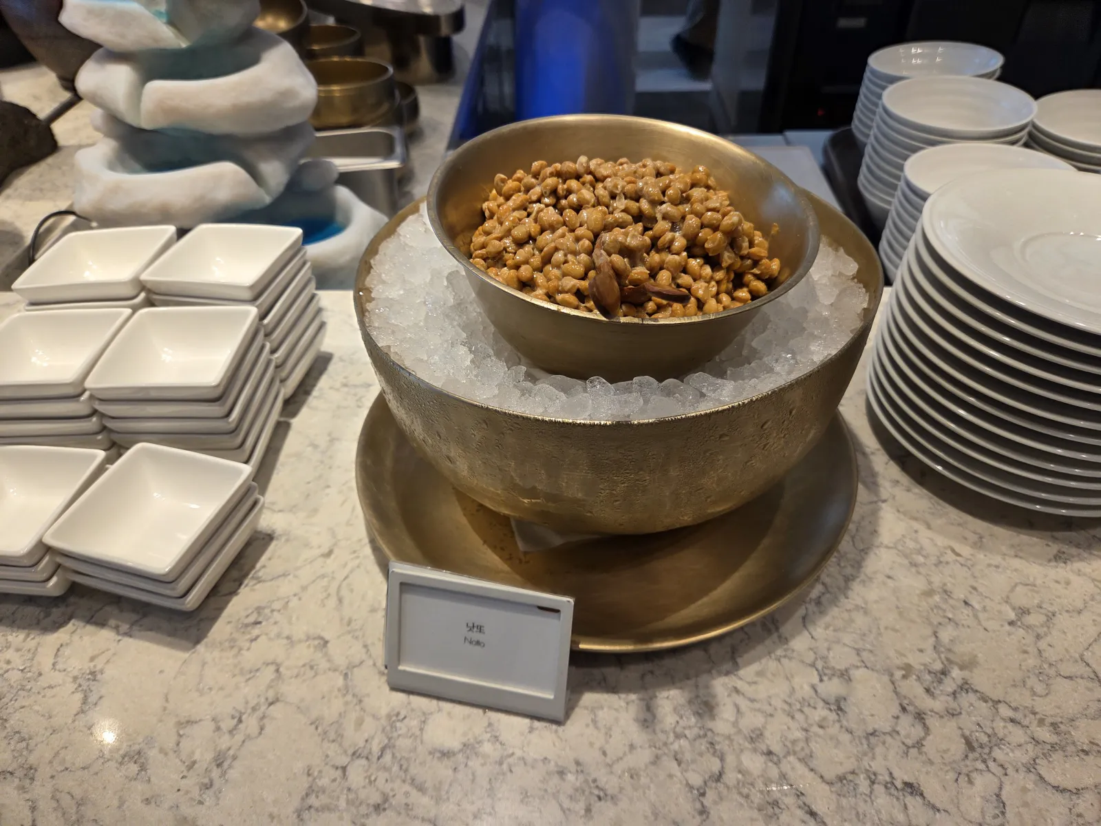 얼음 위에 담긴 낫토