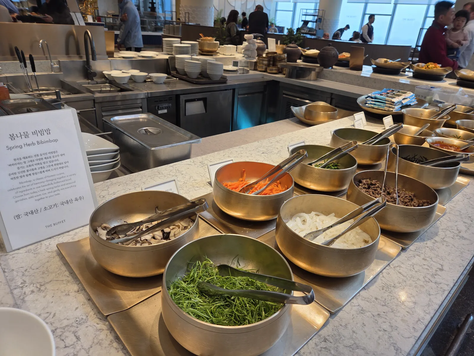 봄나물 비빔밥 코너 다양한 나물 재료