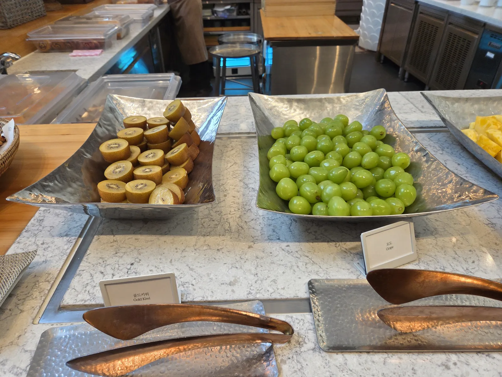 슬라이스 키위와 초록 포도