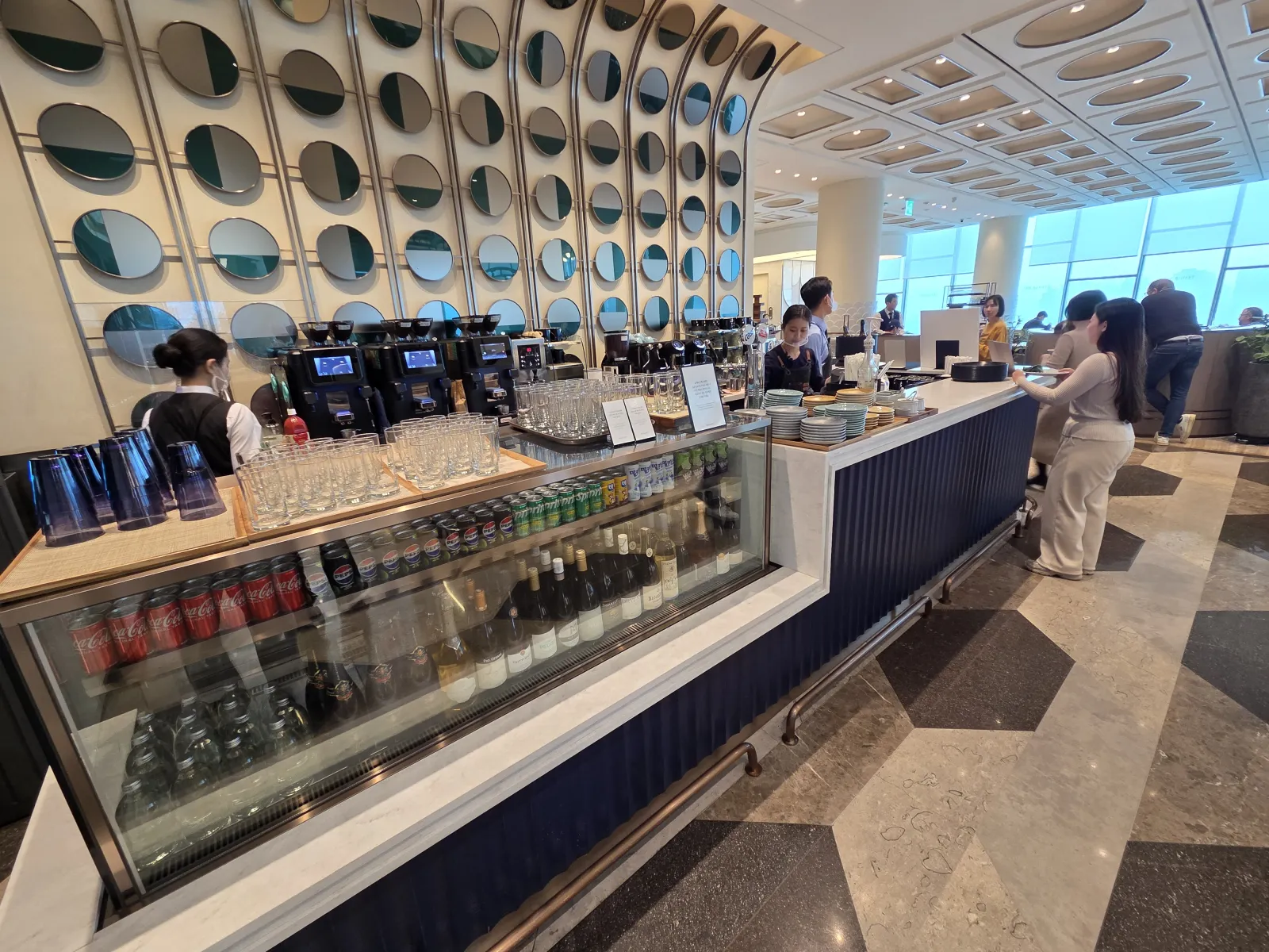 음료 바 카운터 직원이 음료를 준비하는 모습