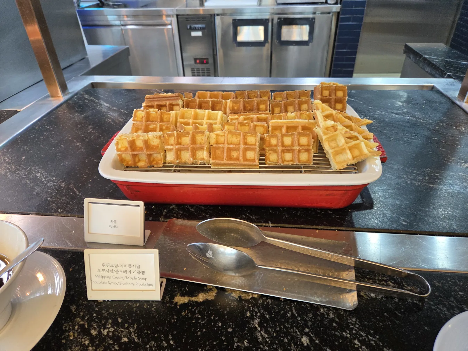 와플 코너 휘핑크림 메이플시럽 블루베리 잼 토핑