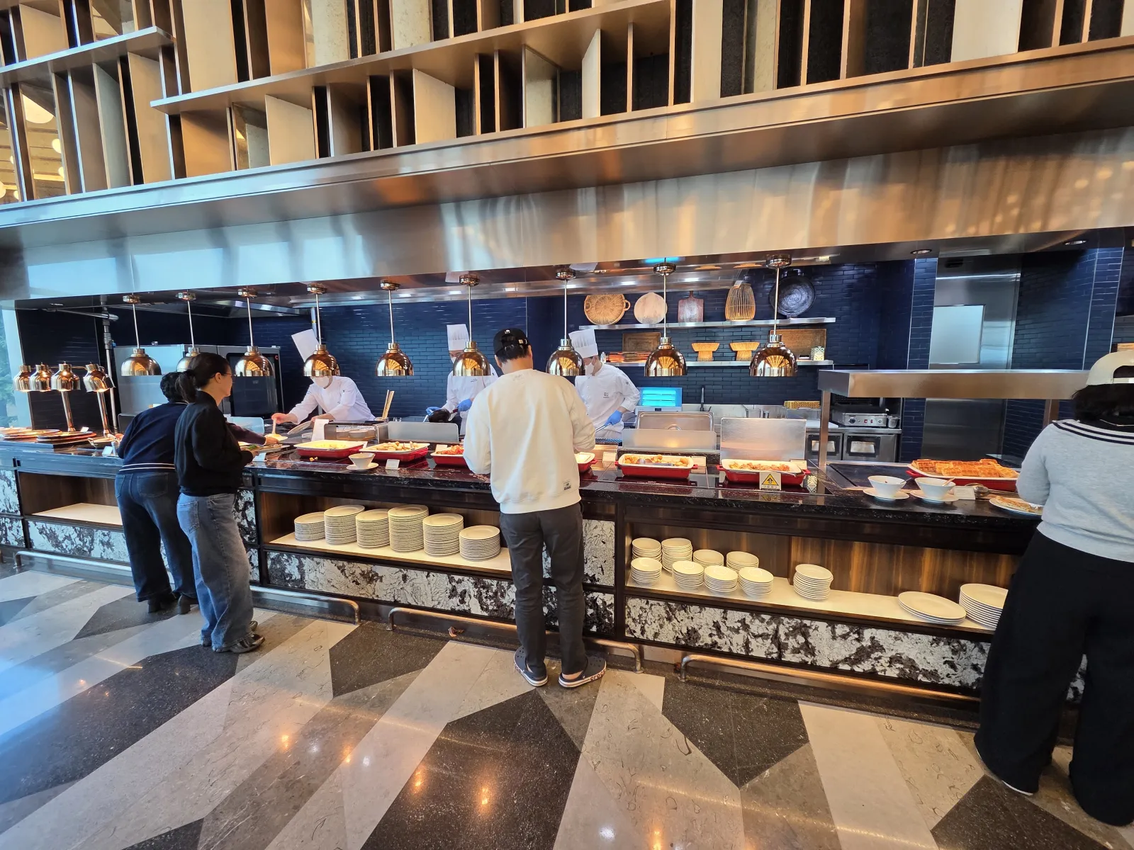 라이브 쿠킹 스테이션 셰프와 대기 손님들