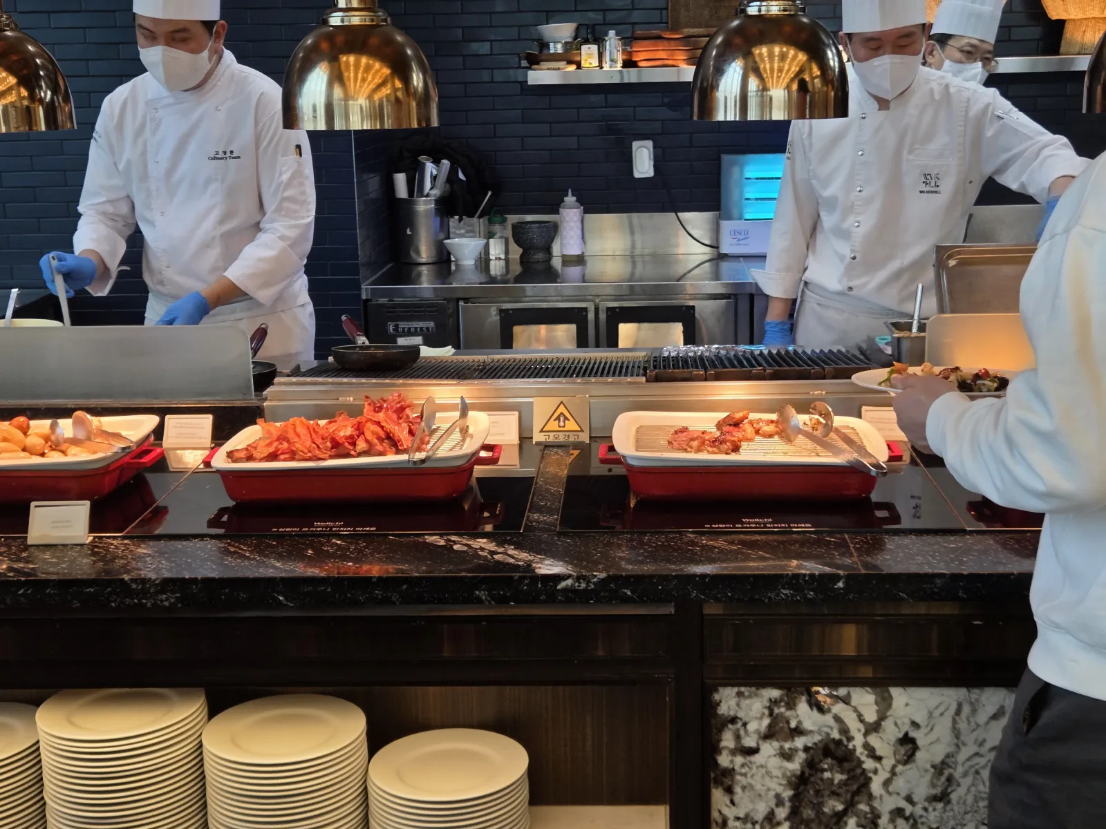 라이브 쿠킹 스테이션 셰프가 해산물을 조리하는 모습