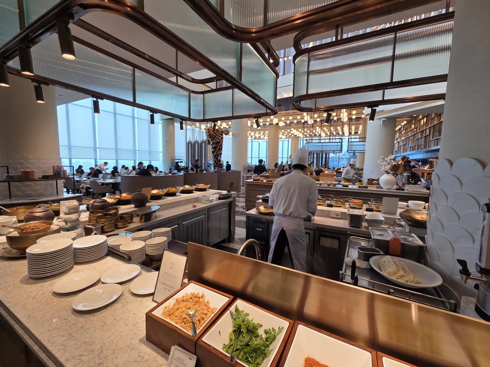 조식 뷔페 홀 전경 셰프가 음식을 준비하는 모습