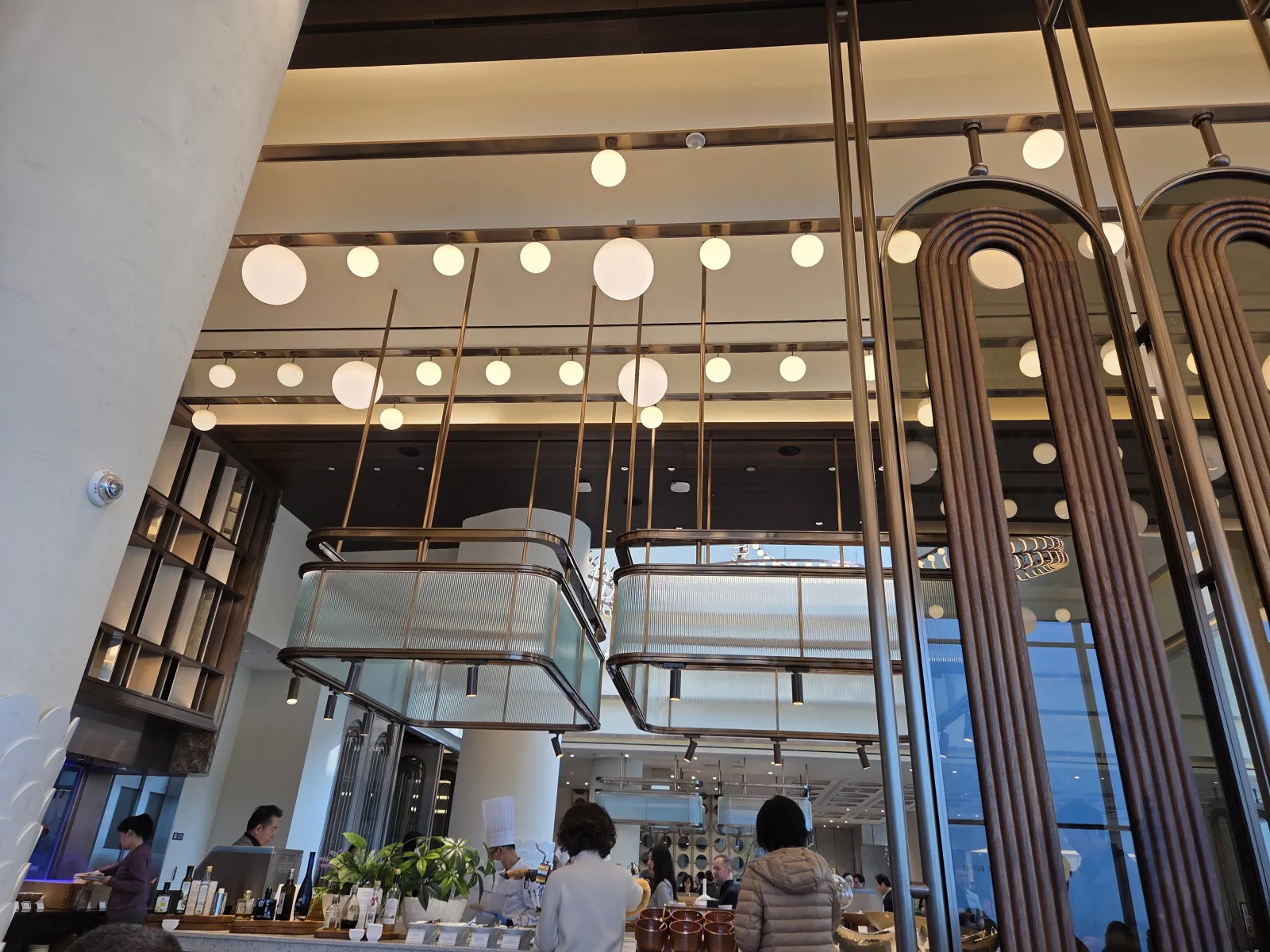 더 뷔페 레스토랑 높은 천장과 구체형 펜던트 조명