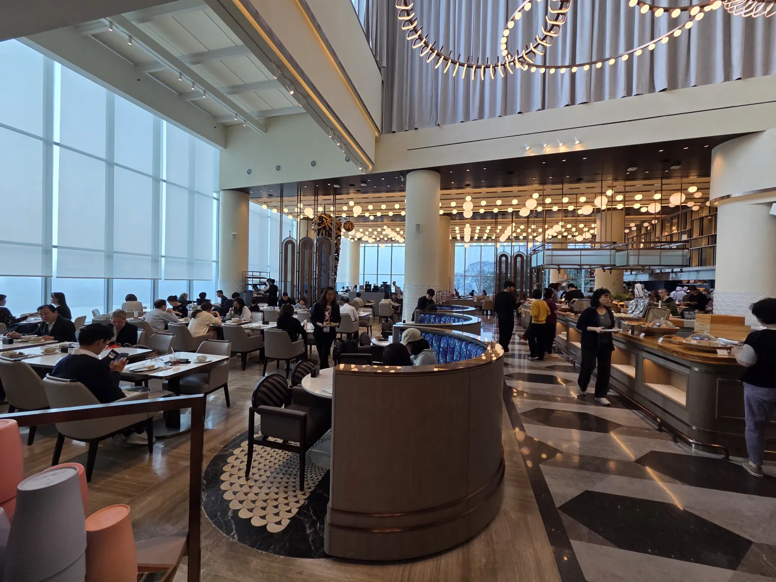 대형 창문과 화려한 조명의 뷔페 식당 홀 전경