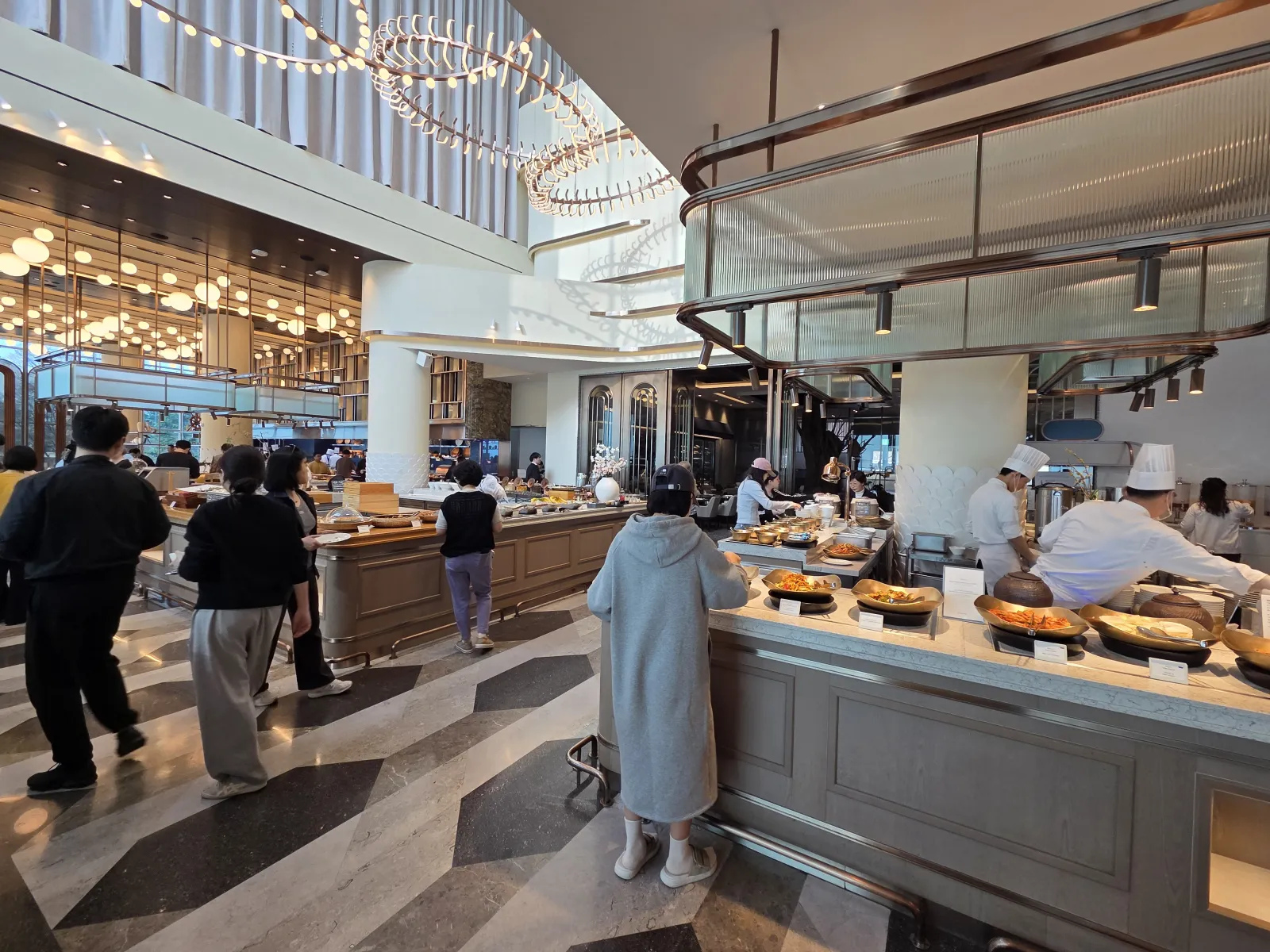 셰프들이 음식을 준비하는 뷔페 푸드 스테이션