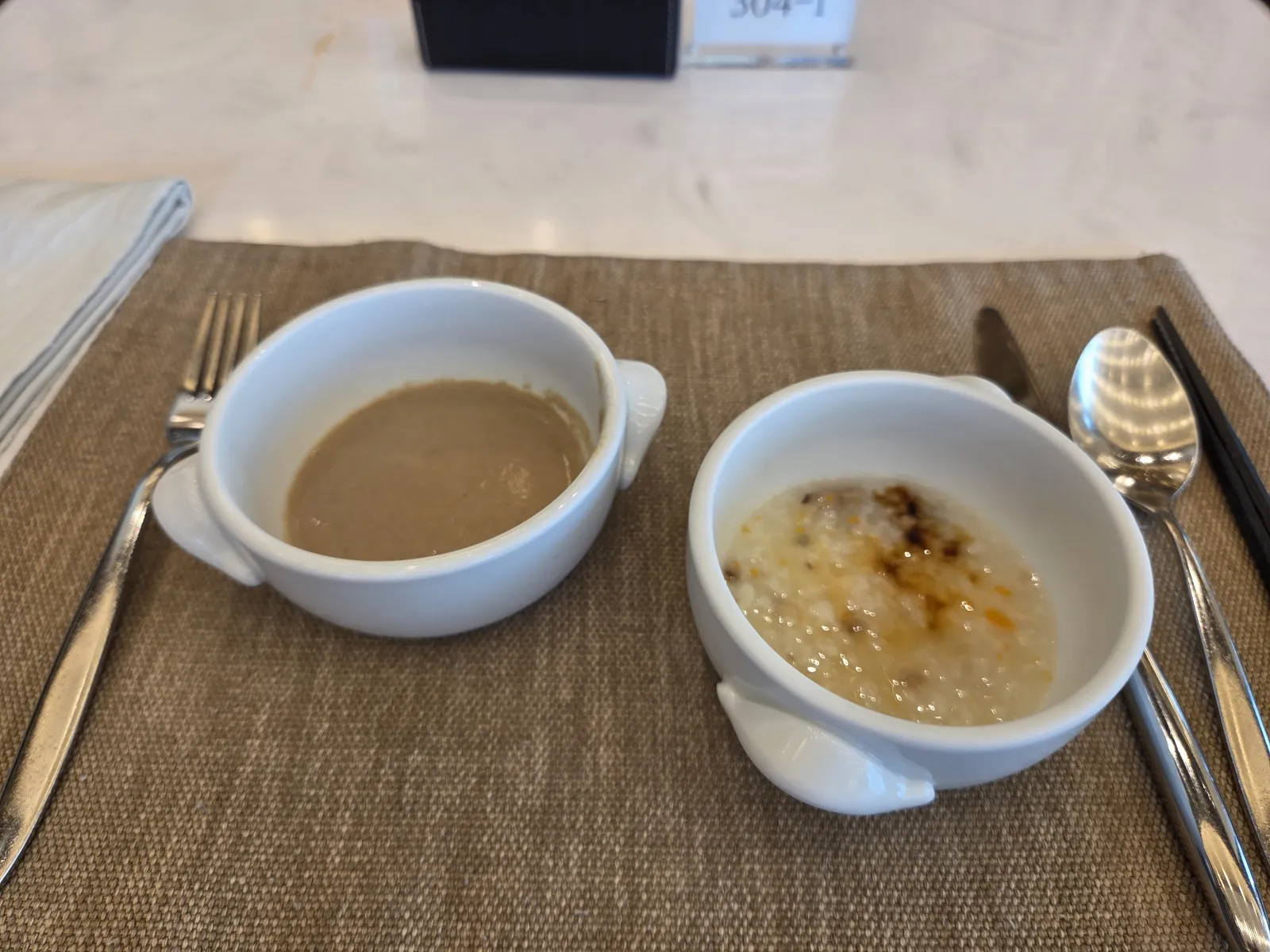 개인 플레이팅 버섯 수프와 죽