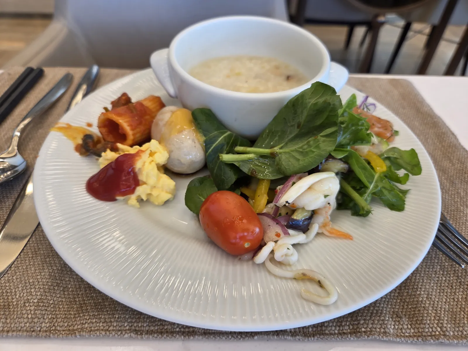 개인 접시에 담은 조식 뷔페 음식 수프 샐러드 달걀 육류 채소