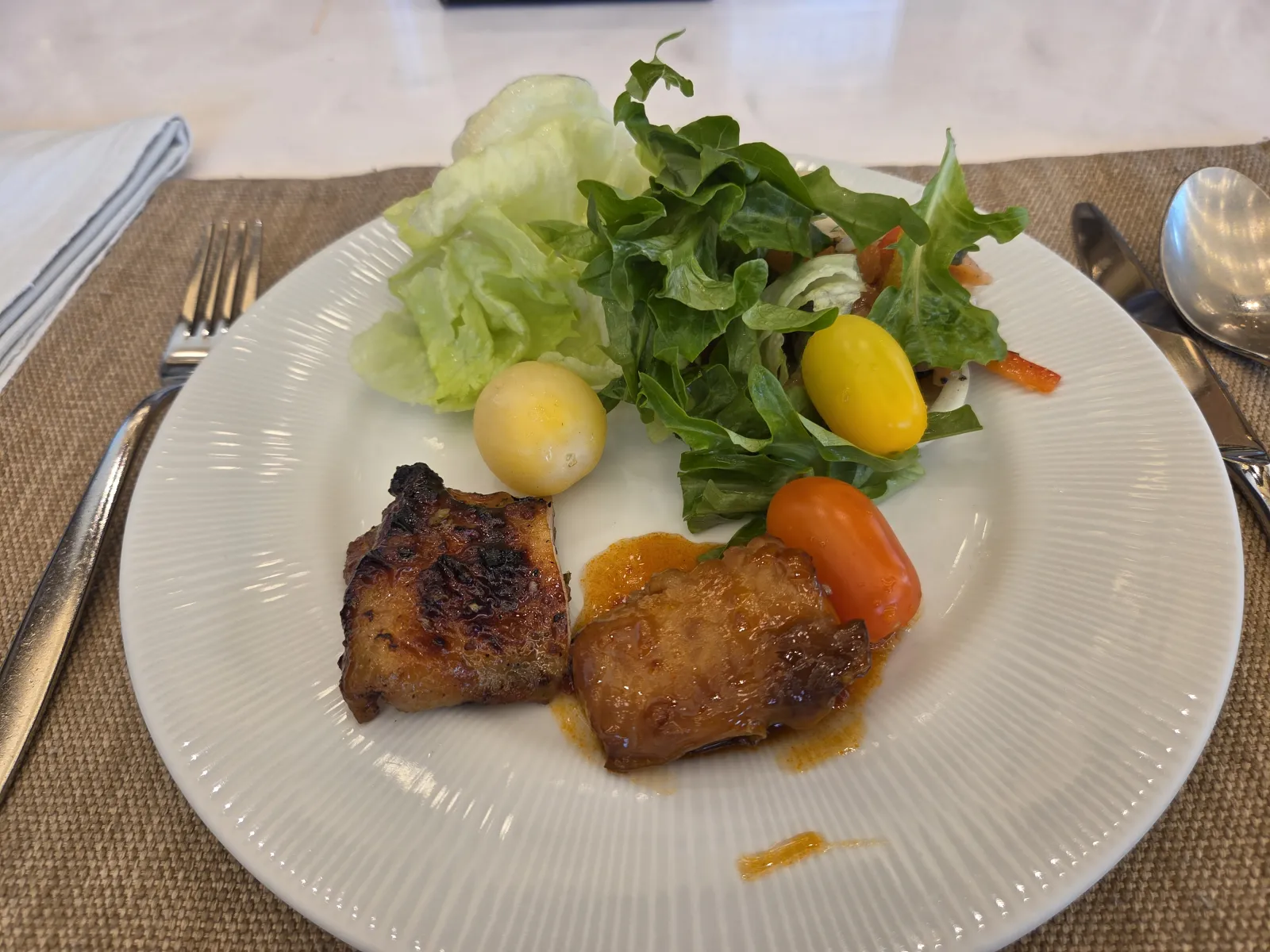 구운 치킨과 방울토마토 그린 샐러드 플레이트