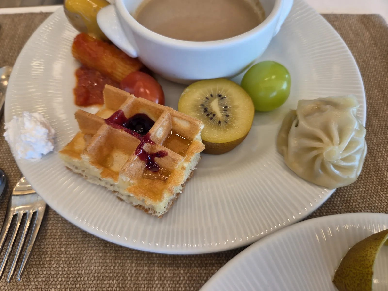 와플 과일 만두 수프가 담긴 아침 식사 플레이트