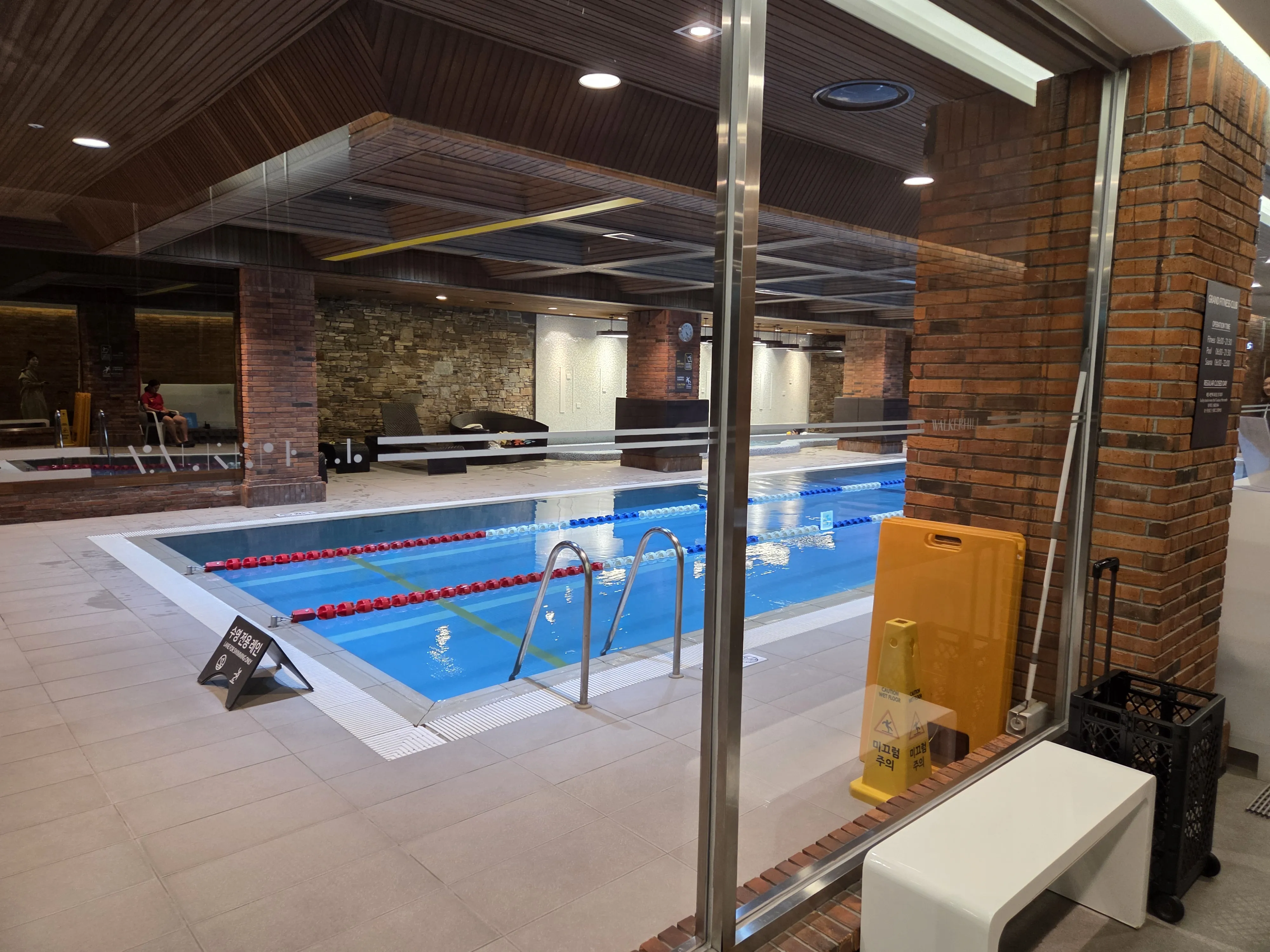 그랜드 워커힐 실내 수영장 유리 너머 전경 레인 구분선
