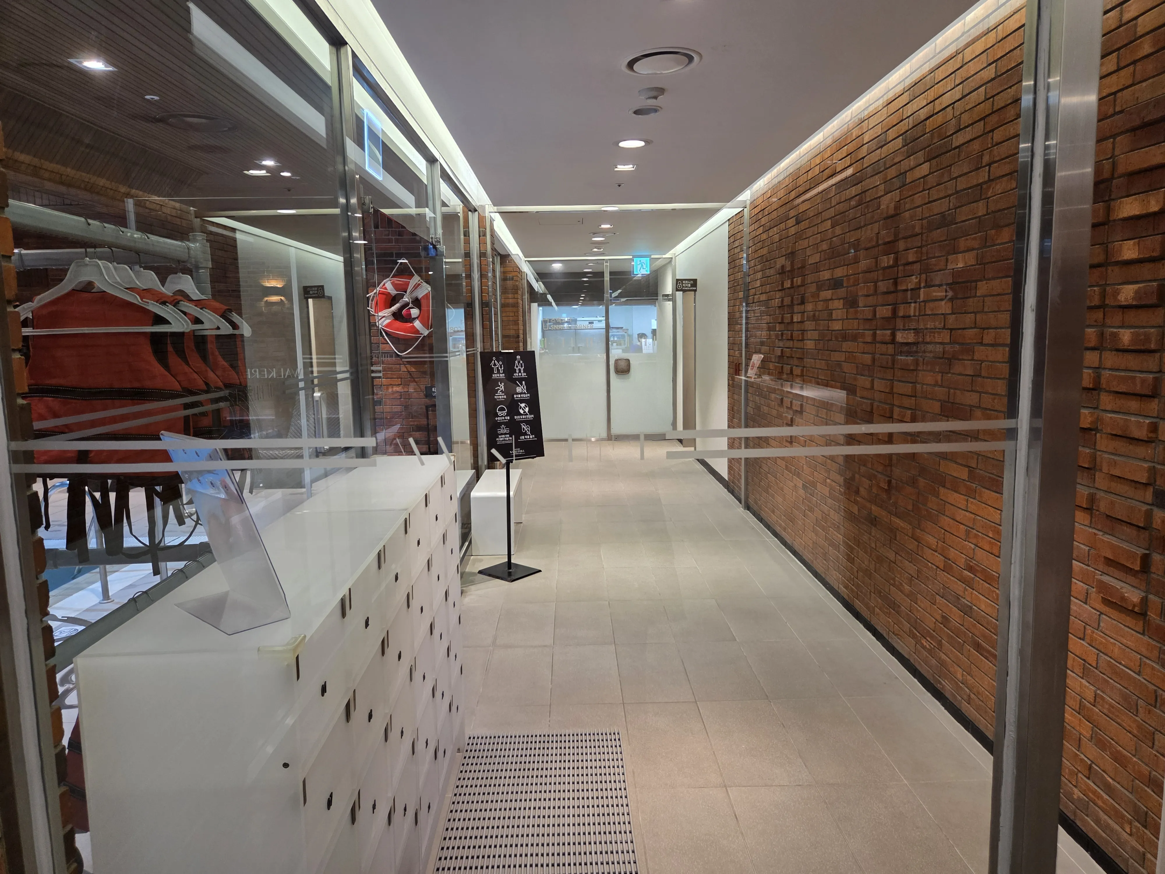 그랜드 피트니스 입구 복도 리셉션 카운터와 옷걸이