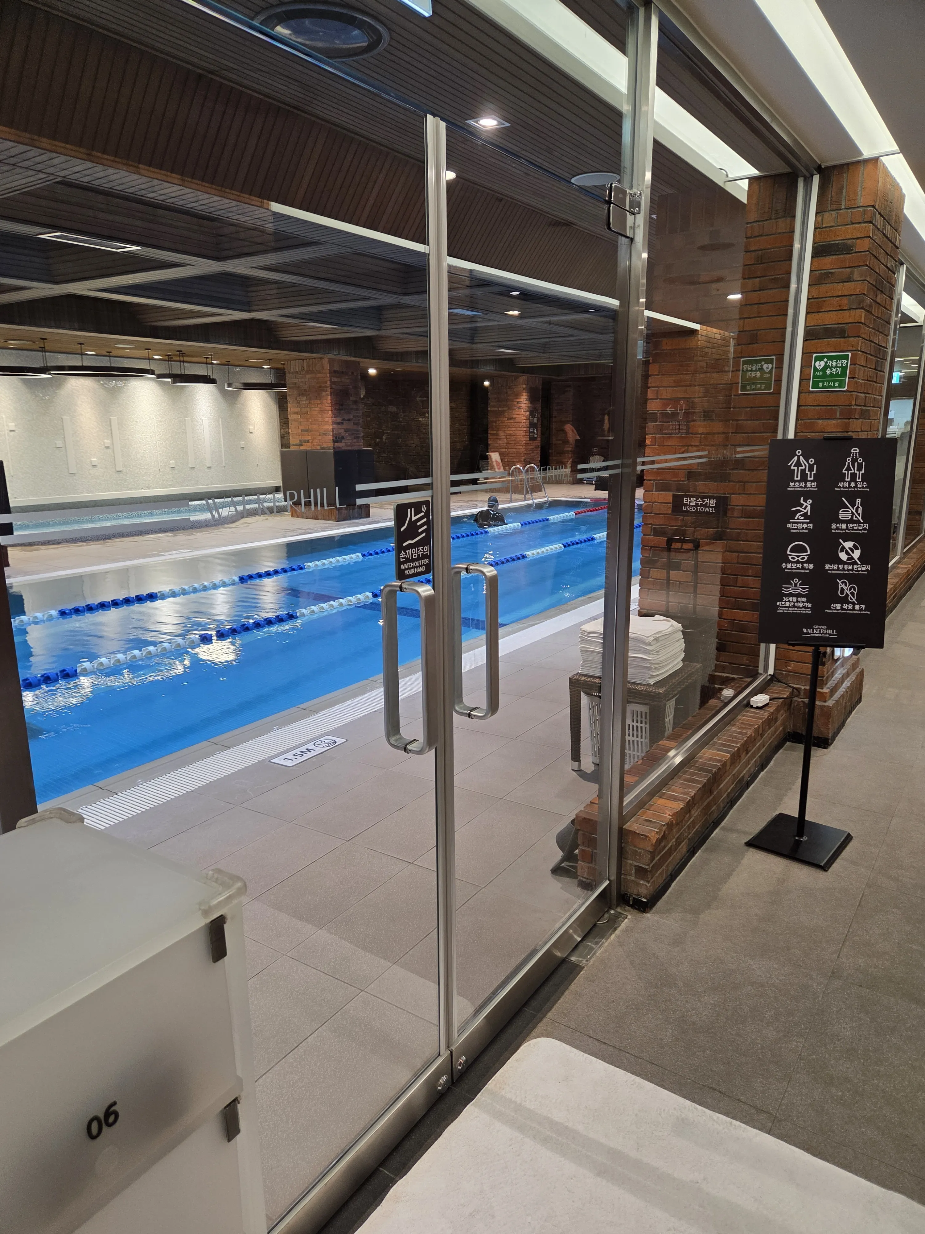 실내 수영장 전체 길이 정면 앵글 레인과 입수 계단